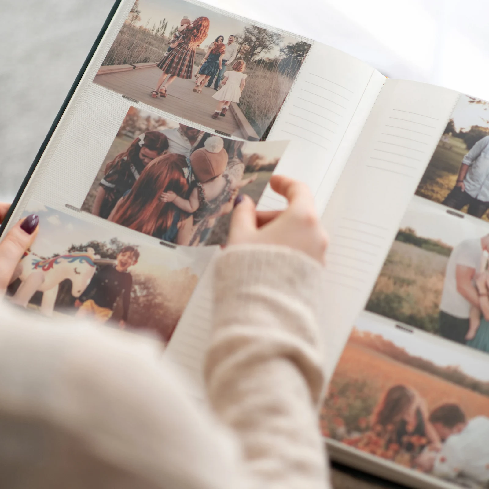 Velvet Photo Album with Sleeves for 300 4x6 Photos - Image 5